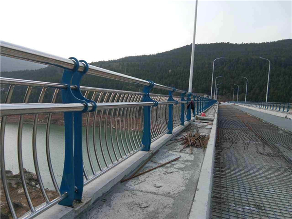 孝感不锈钢桥梁护栏的特点及其在桥梁安全中的重要作用
