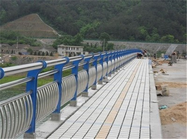 孝感不锈钢桥梁护栏的特性及其在现代建筑中的应用